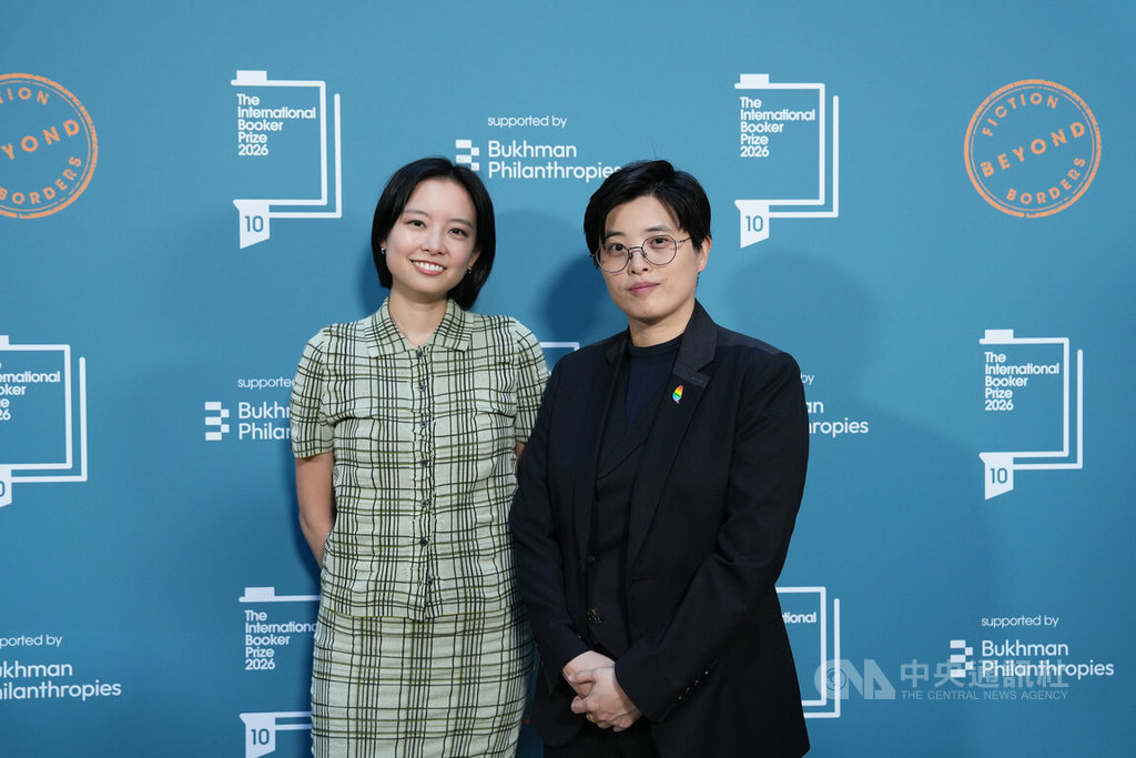 來自台灣的長篇小說「臺灣漫遊錄」作者楊双子（右）與英文版譯者金翎（左）19日在倫敦出席國際文學大獎「布克國際獎」頒獎典禮，並在紅毯上接受中央社採訪。中央社記者陳韻聿倫敦攝　115年5月20日 圖：中央社提供