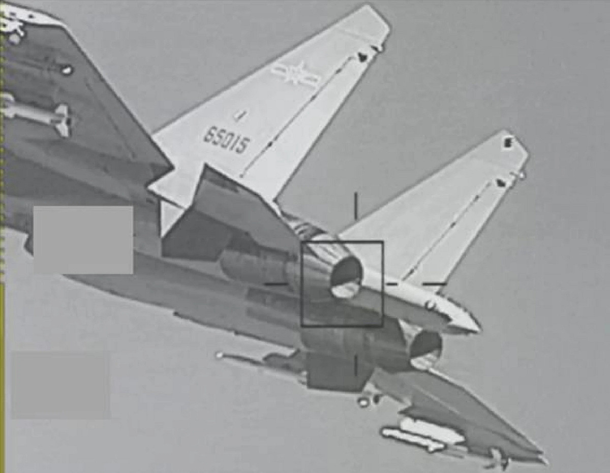空軍F-16型機監控中共殲16型機。 圖：國防部提供