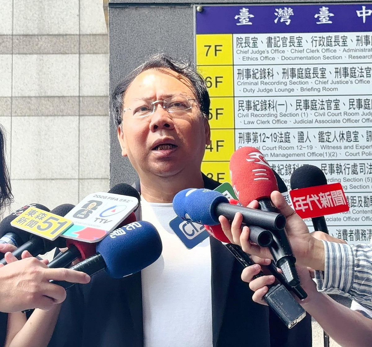 台中市議員謝志忠親自前往法院聆聽判決結果。針對涉案的李姓團購主依詐欺、恐嚇取財、洗錢防制等罪行，遭法院判處11年有期徒刑，謝志忠當場表達強烈遺憾。 圖：謝志忠/提供