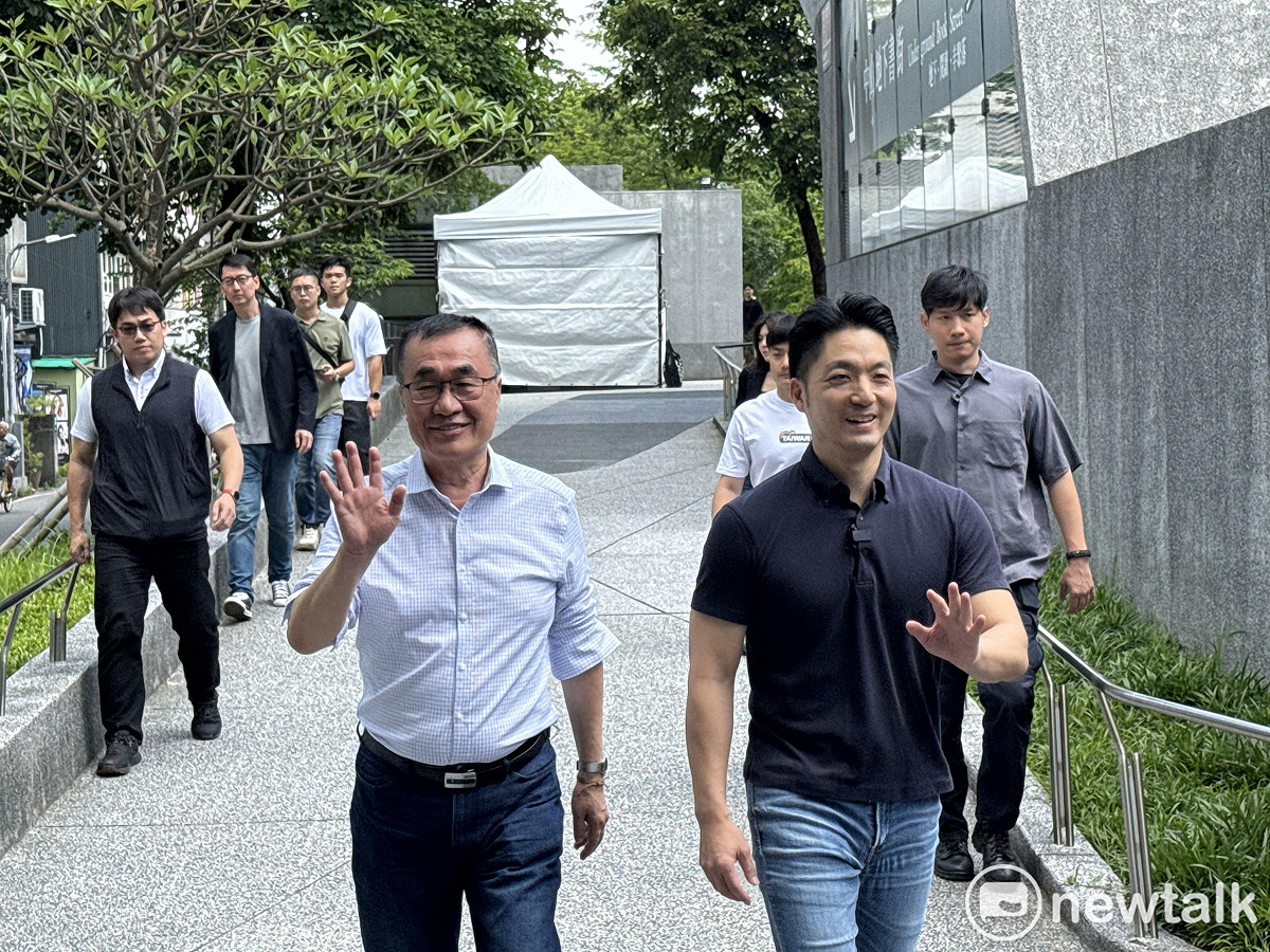 台北市長蔣萬安與國民黨新北市長參選人李四川今視察心中山商圈的負壓式吸菸室。 圖：周煊惠 / 攝