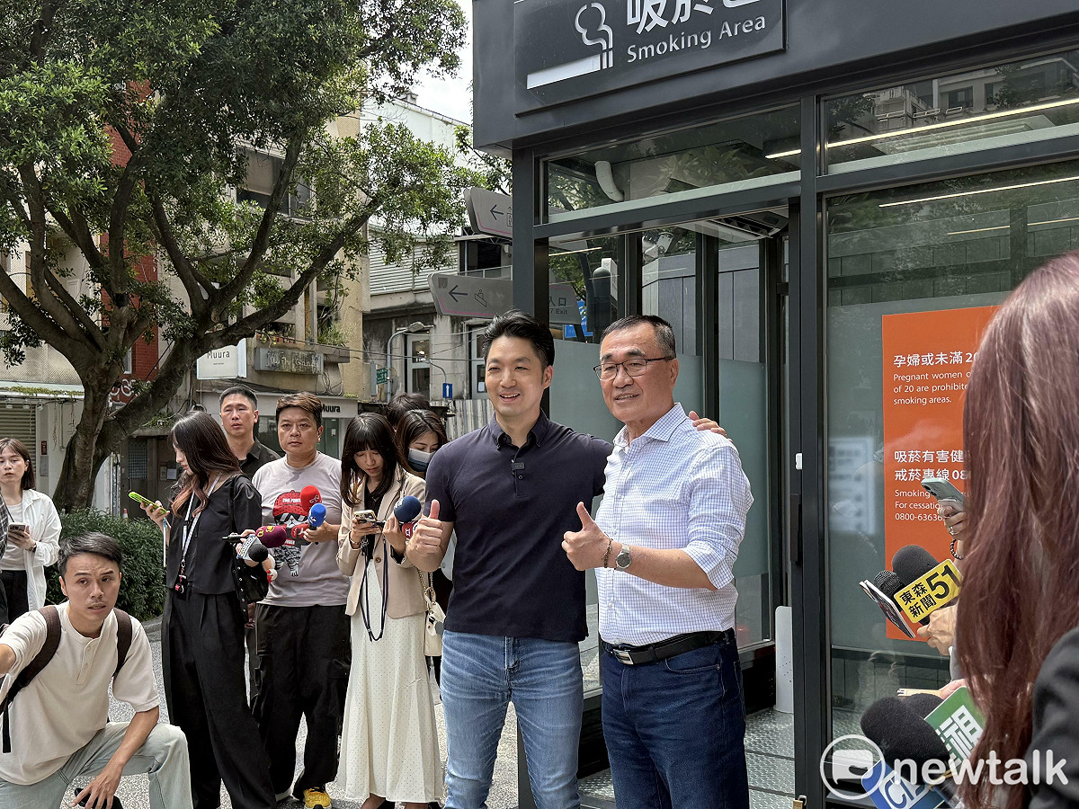 台北市長蔣萬安與國民黨新北市長參選人李四川今視察心中山商圈的負壓式吸菸室。 圖：周煊惠／攝