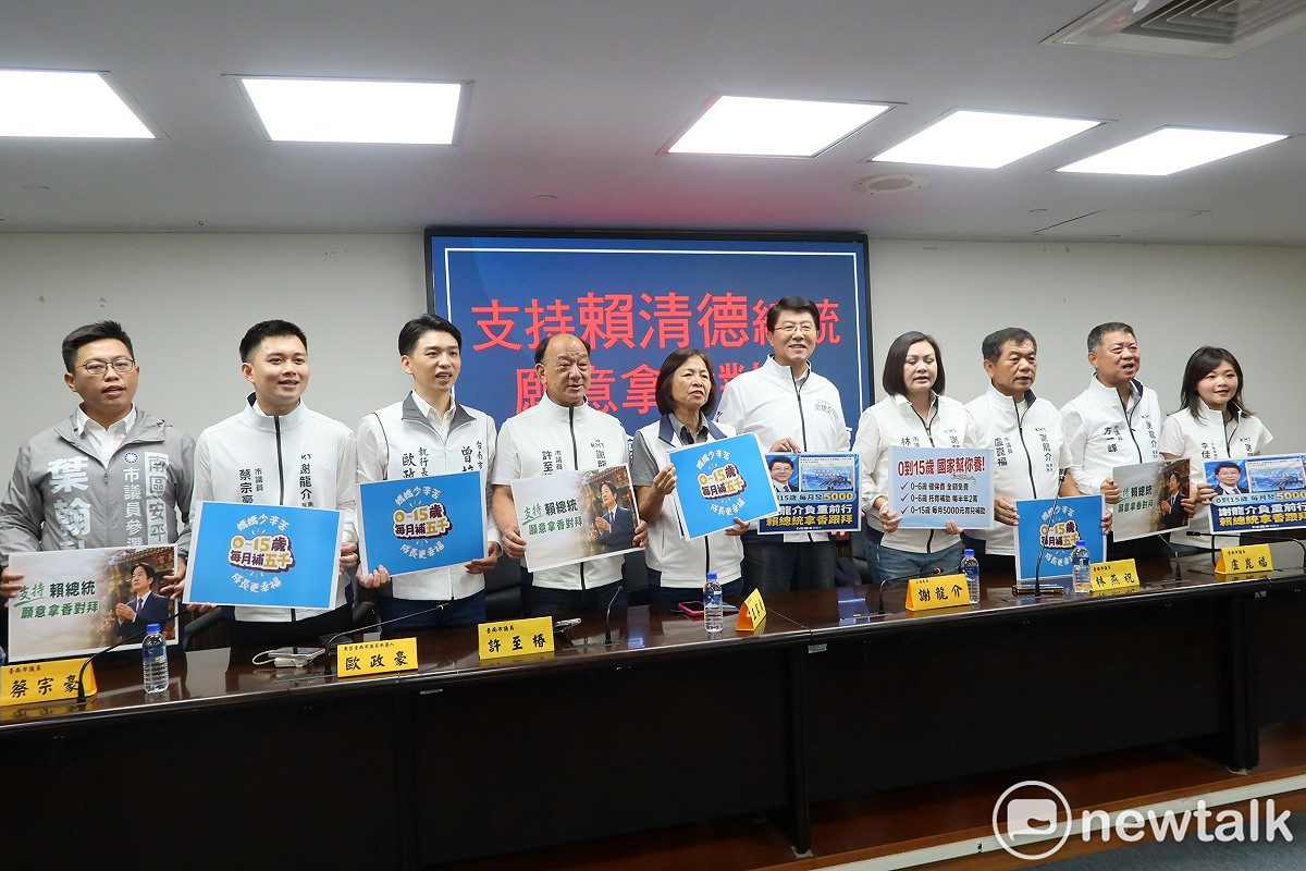 台南市長參選人謝龍介率領台南市議會國民黨團共同召開記者會，感謝賴總統「拿香對拜」，並將育兒政策補助加碼到18歲宣布明年實施。 圖：國民黨團提供