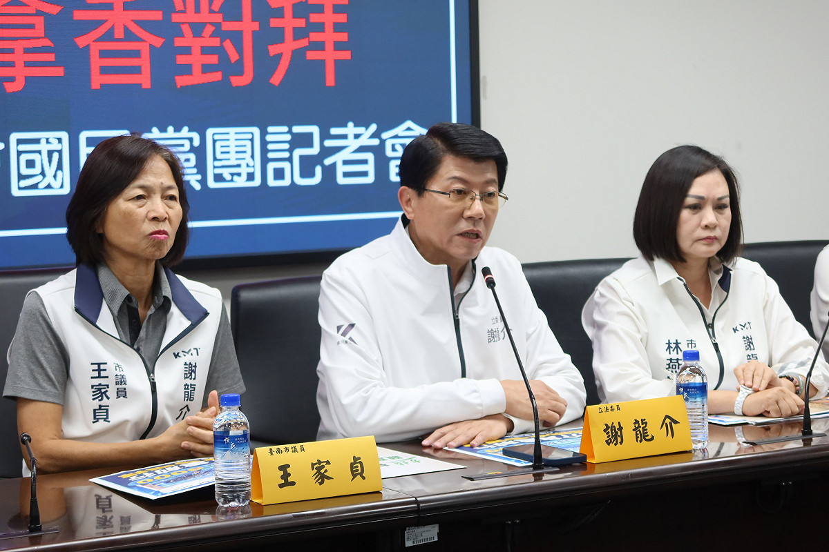 台南市長參選人謝龍介率領台南市議會國民黨團共同召開記者會，感謝賴總統「拿香對拜」，並將育兒政策補助加碼到18歲宣布明年實施。 圖：國民黨團提供