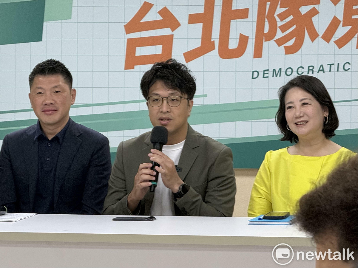 民進黨台北市長參選人沈伯洋（中）今拜會民進黨台北市議會黨團。 圖：周煊惠 / 攝