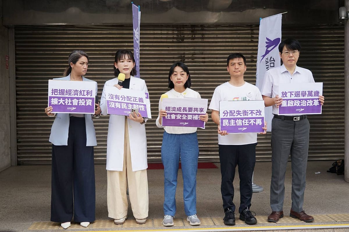 台灣前進陣線今（20）日召開記者會，從公部門人力、健保財源、少子化對策三大面向，呼籲賴清德把握歷史上最好的經濟紅利、推動結構改革。 圖：台灣前進陣線
