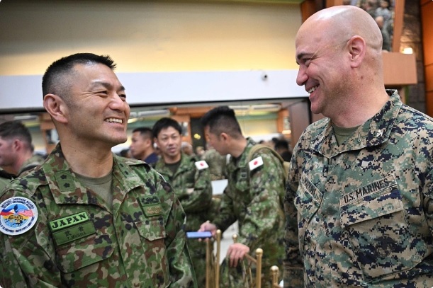 近期有日本防衛省官員透露稱，日本已於 4 月正式啟用被稱為「日本版星鏈」的「衛星星座」低軌偵察衛星系統。但有專家分析認為，該舉動可能進一步激發新一輪的太空軍備競賽，並對東亞地區的局勢造成影響。圖為參與 2026 「肩並肩」軍演的日本自衛隊與美軍士兵。 圖：翻攝自 騰訊網 嘻嘻哈哈看世界