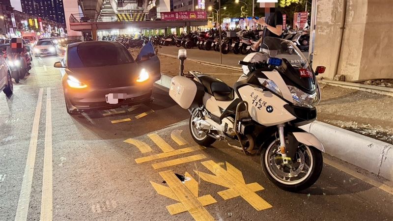 邱姓男子駕駛特斯拉追撞警用重機。 圖：翻攝畫面