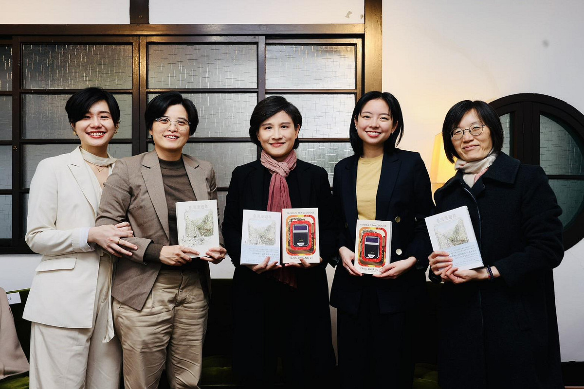 鄭麗君於2024年12月和作家楊双子等人合影於台灣文學基地。 圖：擷自鄭麗君臉書粉專