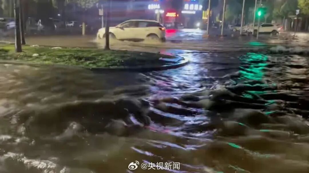 湖北多地遭遇強降雨襲擊，市區街道一片汪洋。 圖:翻攝自央視新聞
