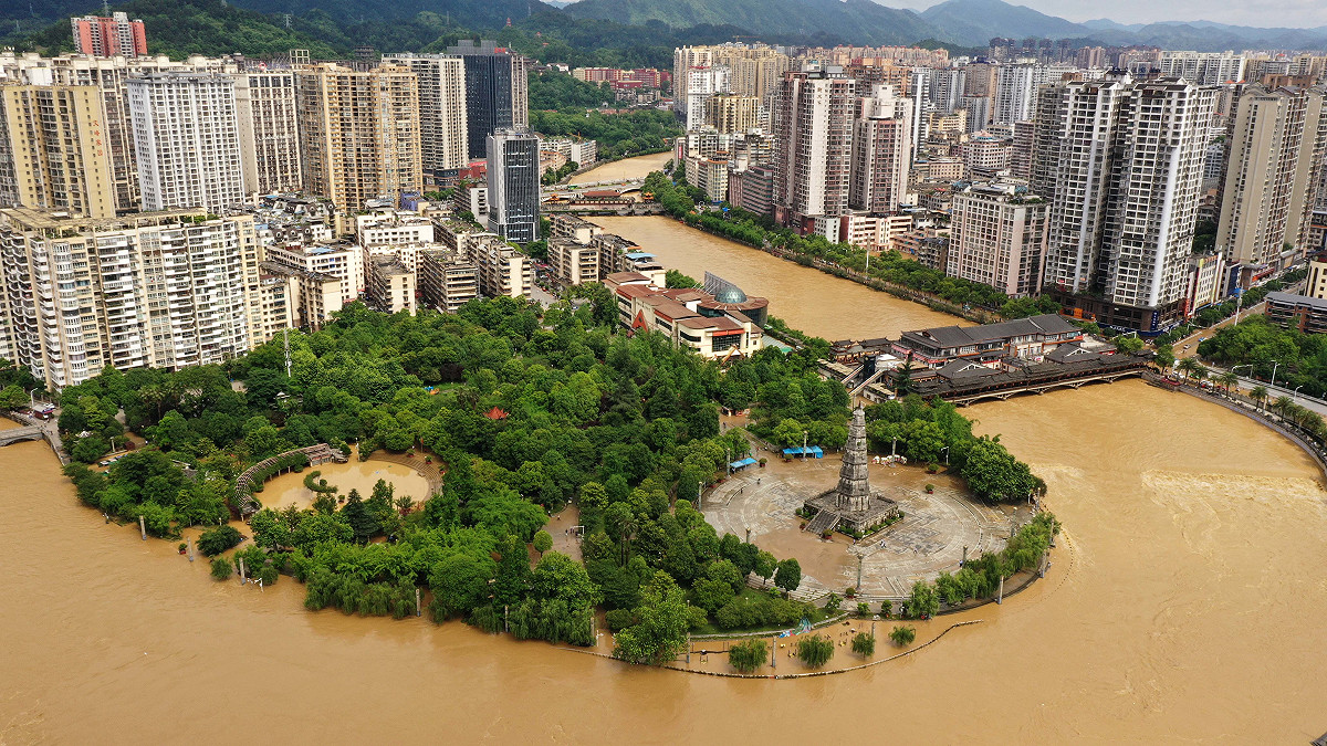 貴州都勻市因豪雨導致河川暴漲， 19 日水位已接近最高警戒。 圖:翻攝自新華社