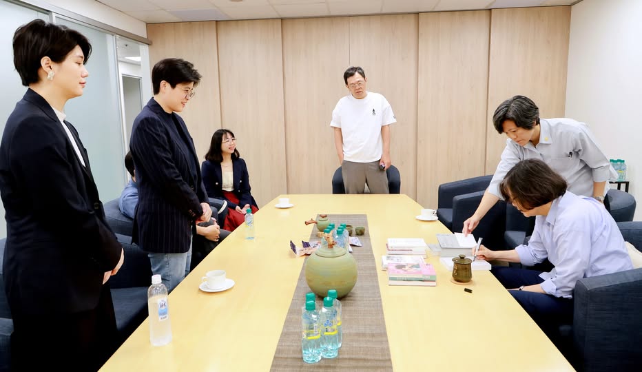 作家朱宥勳：「還好是你啊。」他透露，上週曾與楊双子一同拜訪前總統蔡英文，並感謝蔡英文贊助此次赴英領獎旅費，也感謝「新台灣和平基金會」去年支持團隊赴美領獎。 圖：朱宥勳臉書