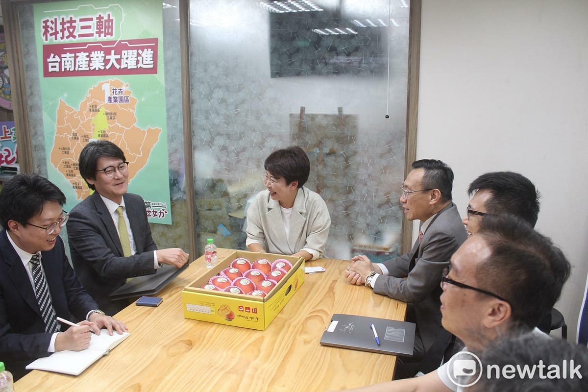 立法委員陳亭妃在外交部亞太司司長林昭宏、農業部國際司代理司長溫祖康等人陪同，與駐台北韓國代表部代理代表高尚郁會面，雙方就台灣農產品外銷及韓國對台芒果降稅延長措施等核心議題，進行深入且緊密的經貿外交交流。 圖：陳亭妃服務處提供