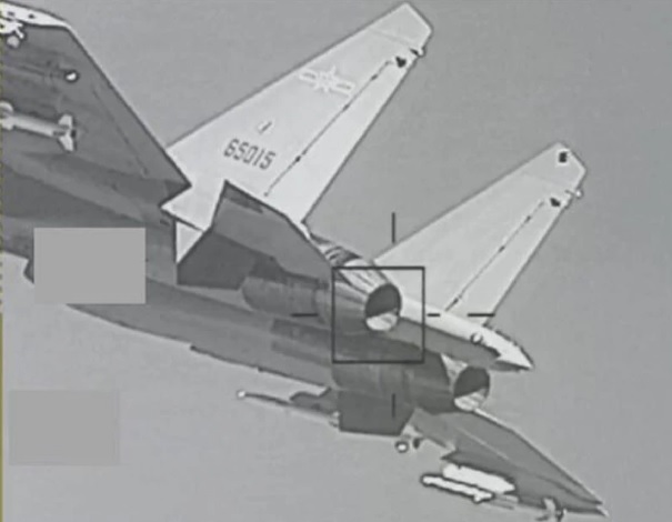 當地時間 19 日，我國國防部公布一批由 F-16V 戰機拍攝的解放軍機、軍艦照片，有美國媒體分析認為，我國 F-16V 可能搭載「狙擊手」紅外線吊艙。 圖：翻攝自 騰訊網 零度 Military