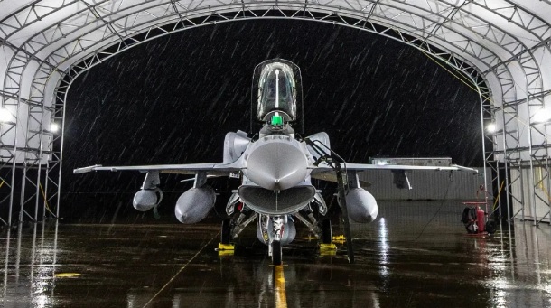 該媒體分析認為，台灣當局現役的 F-16V 戰機幾乎無法與解放軍的五代機競爭，即使面對殲-16 等四代機也可能處於劣勢之中。 圖：翻攝自 騰訊網 零度 Military