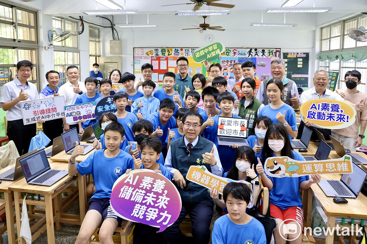台南市政府於後甲國中辦理「AI筆電上線 首發校校算力網創新端點記者會」，率先全國採購首批50台高效能「AI筆電」並頒授10所本市AI教育重點學校。 圖：台南市政府提供