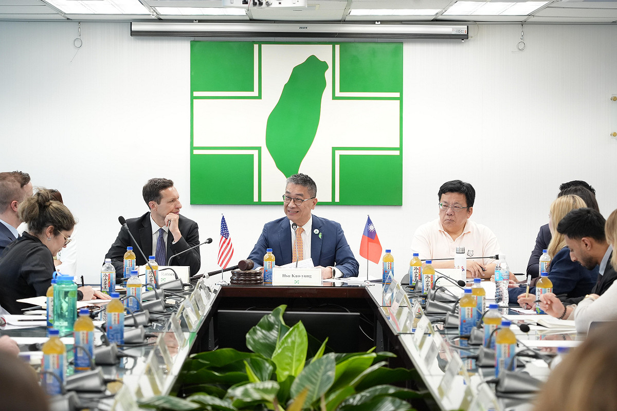 前美國國防部印太安全事務助理部長睿特納（左）率團拜訪民主進步黨，秘書長徐國勇接待。 圖：民進黨提供