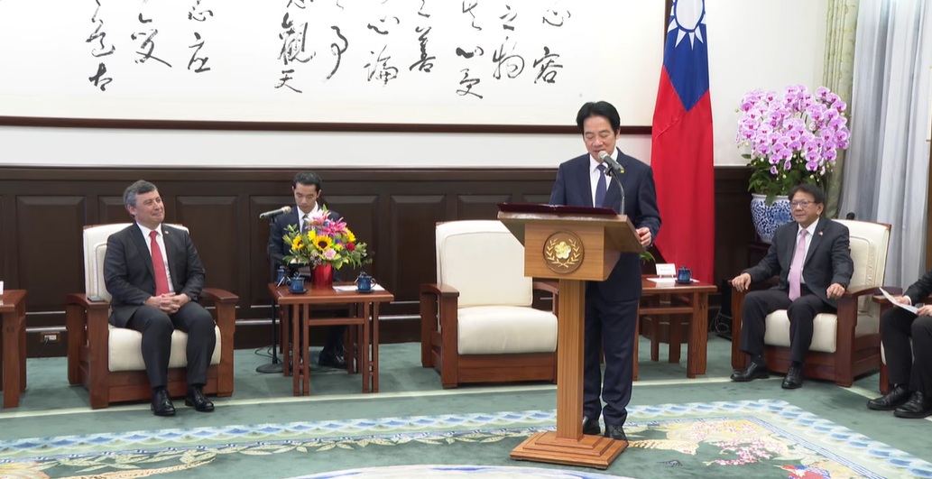 賴清德總統20日下午接見加拿大聯邦保守黨影子外長莊文浩（左）。 圖：截自「YouTube」presidentialoffice頻道
