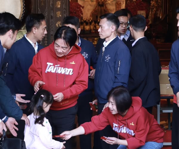 賴清德總統於今（20）日520就職兩週年之際，隆重宣佈0-18歲支援每月育兒津貼政策。台中市長候選人、立委何欣純表示，全力支持這項政策，地方與中央應共同努力，在孩子的成長過程中，持續投入資源，為下一代打造更完善的成長環境。 圖：取自何欣純/臉書