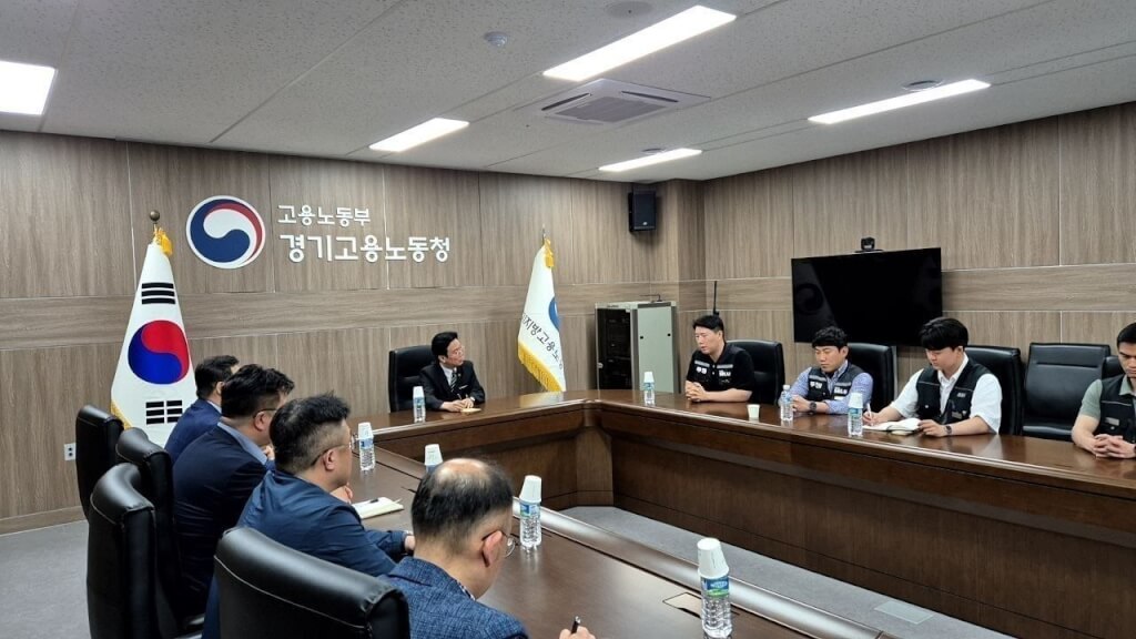 為阻止罷工危機，僱傭勞動部長金榮訓20日下午親自擔任斡旋者，雙方再度展開協商。 圖：韓國僱傭勞動部提供