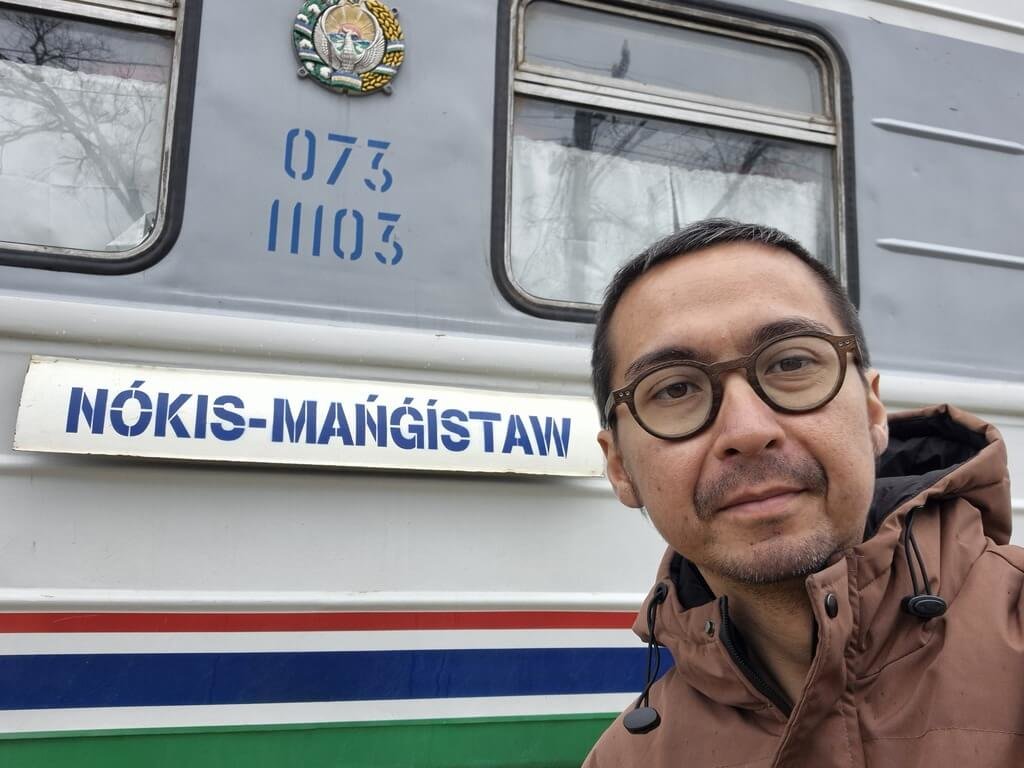 法國費加洛報記者德賈傑規劃壯遊，從巴黎搭火車遠赴亞洲，終點定在台灣。圖為他與一列從哈薩克阿克套（Aktau）前往烏茲別克紐古斯（Nukus）的火車。 圖：德賈傑提供