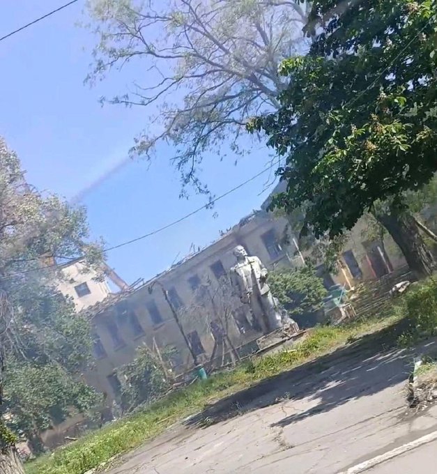 一所設立在頓涅茨克前線地區的俄軍無人機操作員培訓設施遭到襲擊，包含負責人在內的 65 名士兵在該次襲擊過程中死亡。 圖：翻攝自 @NOELreports X 帳號