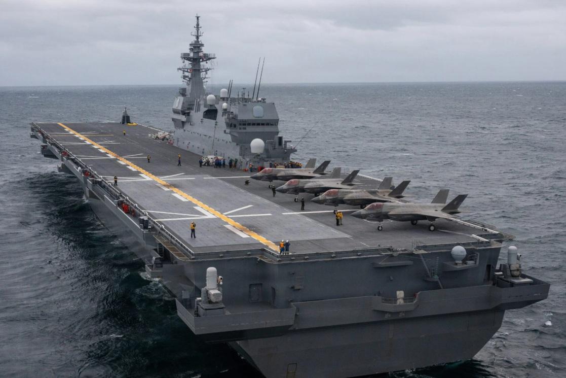 日本海上自衛隊「出雲級」二號艦「加賀號」；艦艉甲板停放4架美軍F-35B戰機。圖為2025年10月ANNUALEX演習。 圖：翻攝US Marine Corps