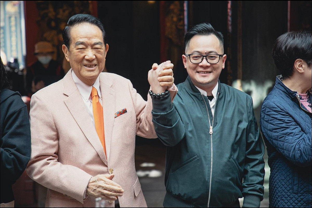 宋楚瑜為童子瑋打氣。 圖：童子瑋辦公室/提供