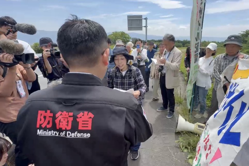美軍海馬士射擊訓練，當地居民代表抗議交通不便與訓練常態化。 圖：翻攝「X」@NoMissileFuji
