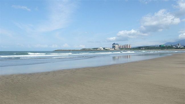淡水沙崙男女海灘激戰被PO上網引發熱議，當地民眾質疑是歷史影像。 圖：翻攝自維基百科