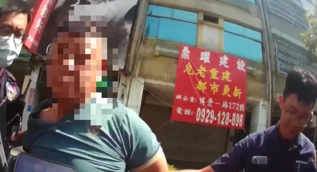 高雄三民一警分局21日上午巡邏時，發現蔡姓機車騎士（左）疑未讓行人攔查，經查蔡男為鼓山分局員警，他酒測值雖為0卻騎車撞傷員警遭送辦。鼓山分局已從重核予記1大過。（高雄三民一警分局提供）中央社記者洪學廣傳真  115年5月21日
