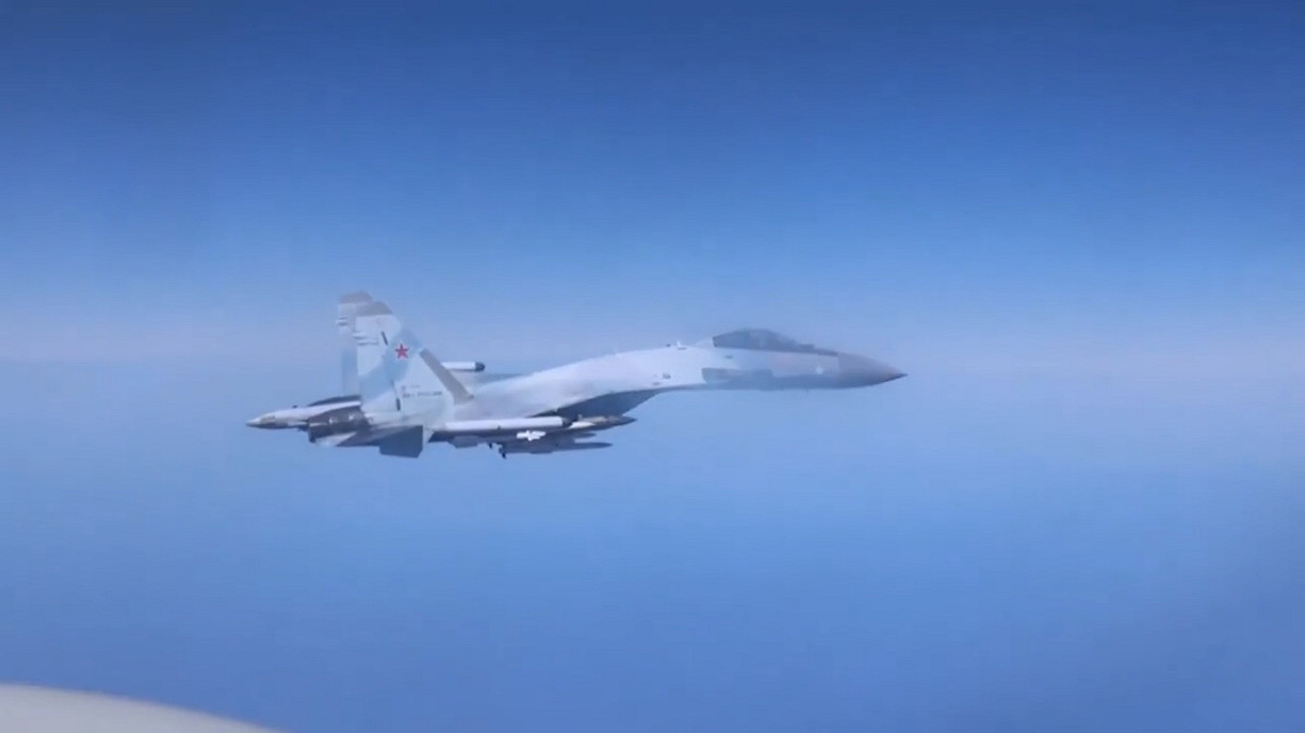 近期有消息稱，英國皇家空軍一架 RC-135W 「鉚接」（Rivet Joint）電子偵察機日前在北約東翼地區執行飛行任務時，遭兩架俄軍軍機攔截，英國國防部方面也針對俄羅斯的危險行徑發表批評。 圖：擷取自 @visionergeo X 分享影片