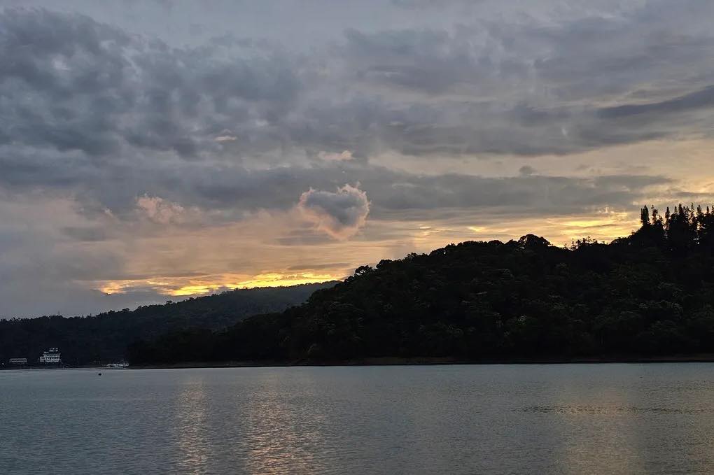 日月潭風景區管理處員工午後於環潭周邊，意外拍下夕陽餘暉中輪廓清晰的罕見愛心積雲，引發驚嘆。 圖：翻攝自日月潭國家風景區管理處　臉書專頁