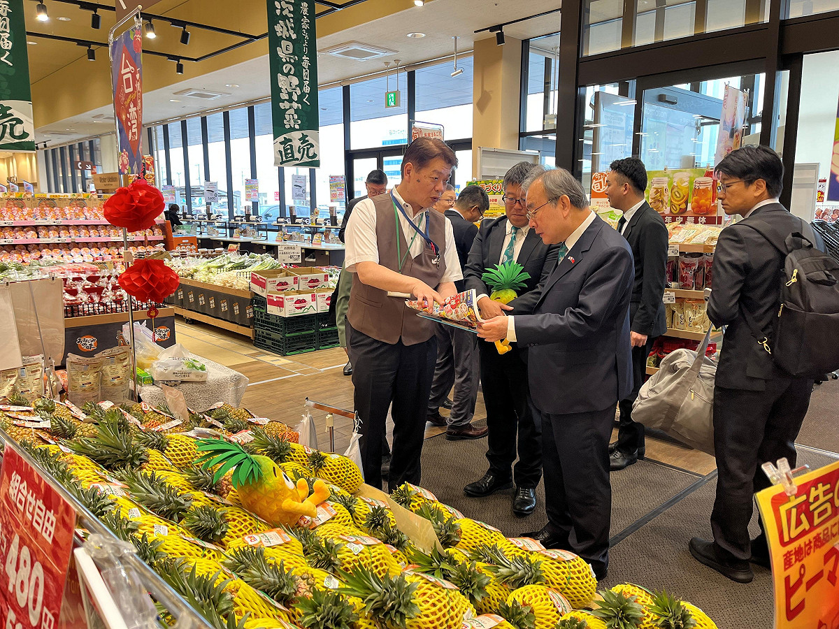 超市水戶元吉店中田厚志店長（左）在訪視台灣鳳梨銷售時，向農業部胡忠一次長（右）介紹芒果鳳梨行銷策略。 圖：農業部／提供
