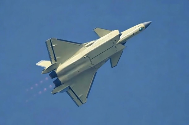 美國軍事媒體爆料稱，中國正在擴大殲-20A 戰機與渦扇-15 引擎的採購規模，推測北京可能已經完成「讓殲-20 裝備兩台渦扇-15 」的目標。 圖：翻攝自 騰訊網 零度 Military