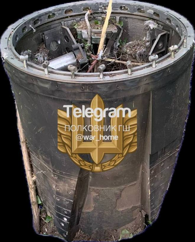 此次公布的殘骸照片中，可見疑似尾段噴口結構的金屬部件，被認為具有高度識別特徵。 圖:翻攝自鳳凰網