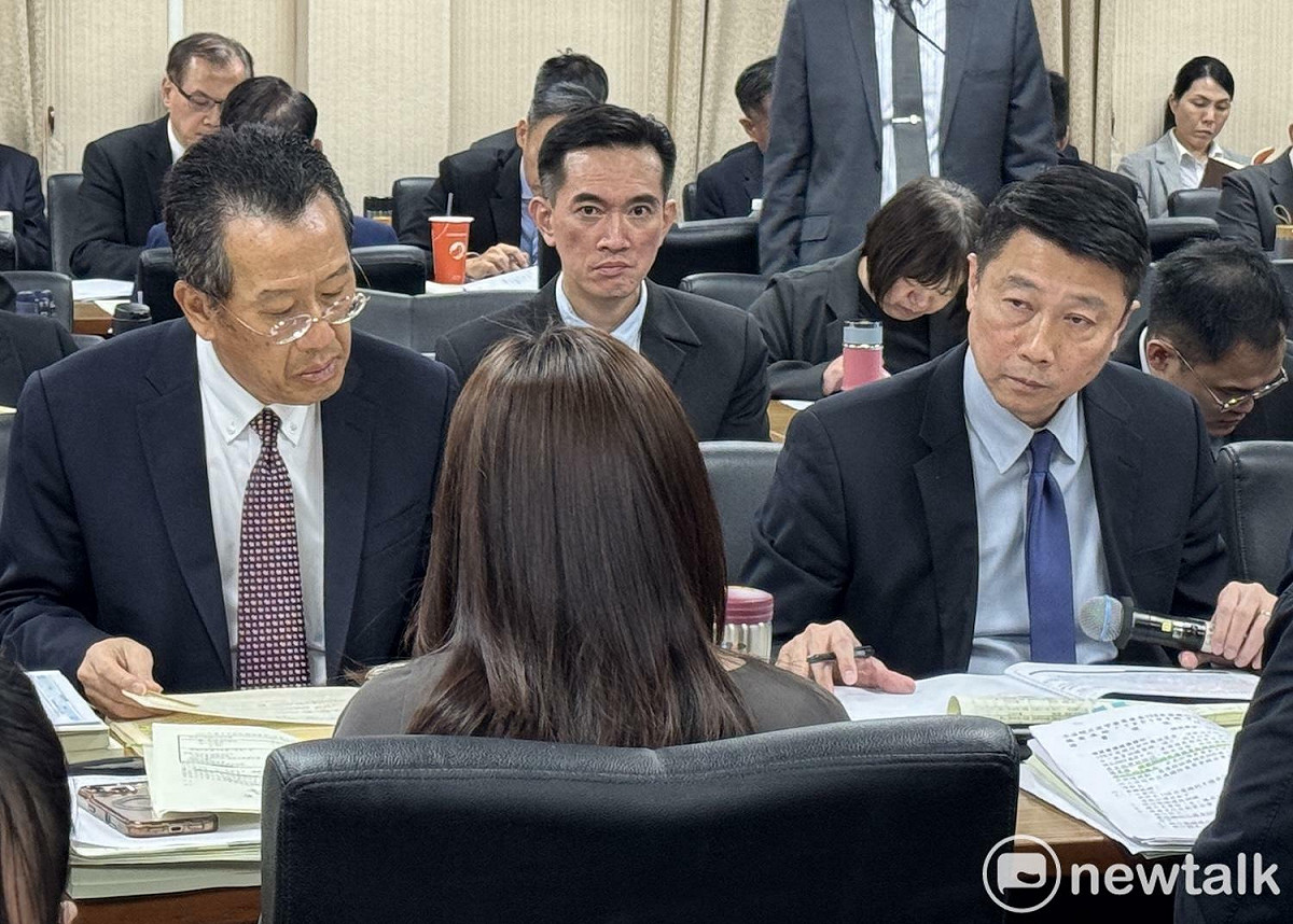 國防部長顧立雄(左）與海軍參謀長朱惠民中將 圖：林朝億/攝