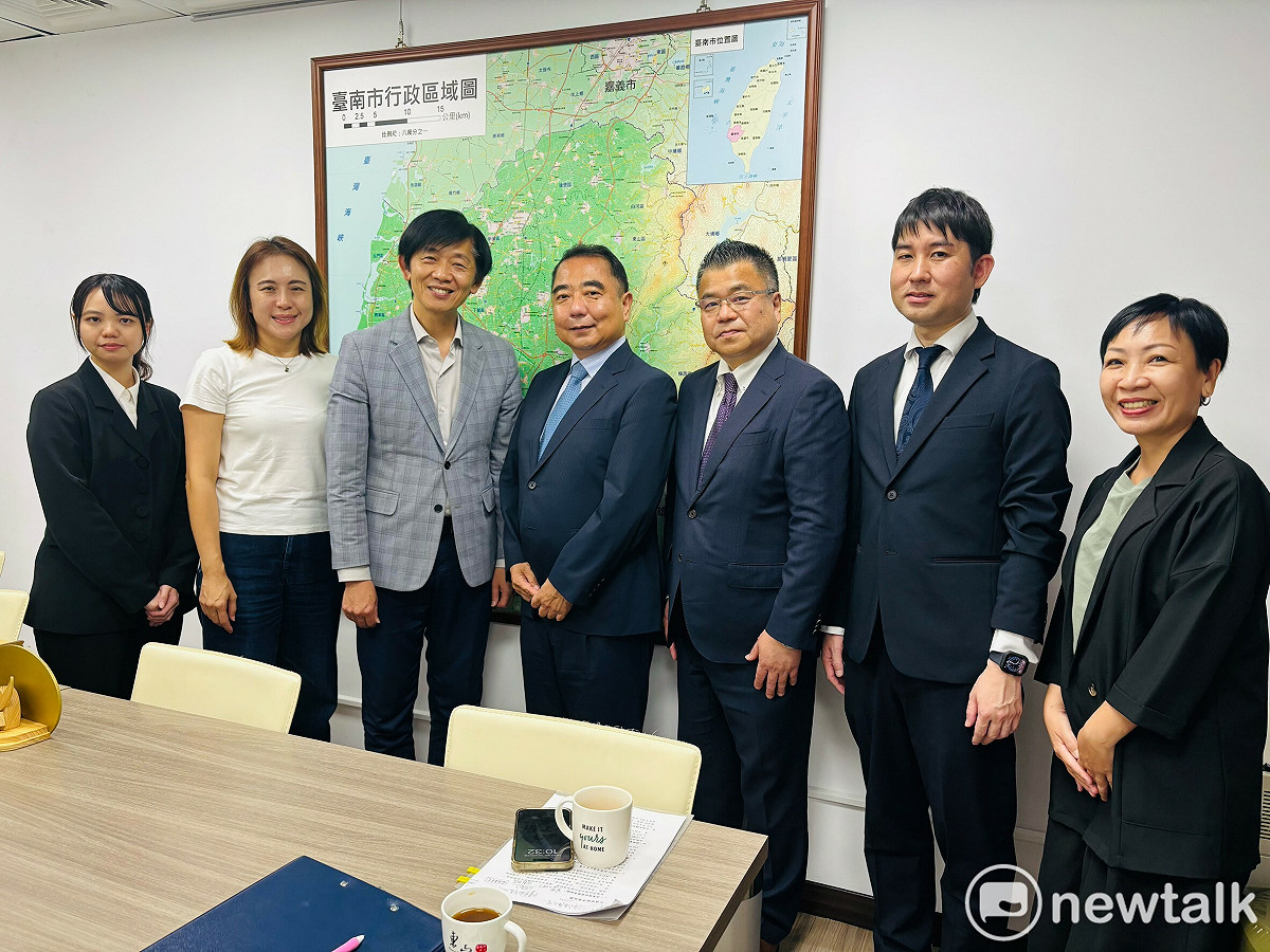 由日本熊本市教育長遠藤洋路、兵庫教育大學教授澤野幸司，以及地方総研台北支店副支店長小山泰輝等人組成的訪問團，前往台南市政府拜會，由臺南市台日文化友好交流基金會榮譽董事長郭貞慧安排促成並陪同出席。 圖：郭貞慧提供