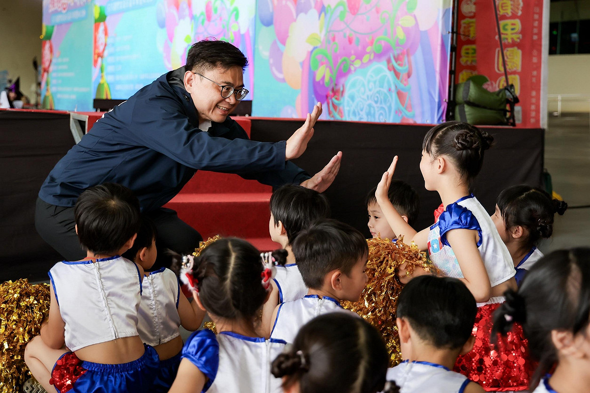 賴瑞隆(左)宣布未來將推動0到6歲每月再加碼1000元，讓學齡前育兒家庭獲得更實質照顧。 圖：賴瑞隆服務處/提供