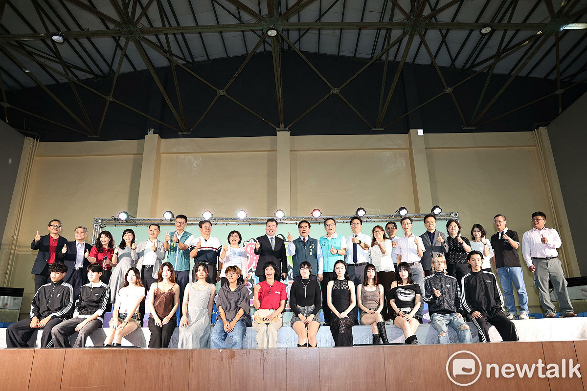 台南市2026技職博覽會於崑山科技大學體育館熱鬧開幕，台南市長黃偉哲與崑山科技大學校長李天祥及各高中技職校院等貴賓共同揭開序幕。今年博覽會以「藝展長才 技職飛揚」為主題，規劃約73個攤位。 圖：台南市政府提供
