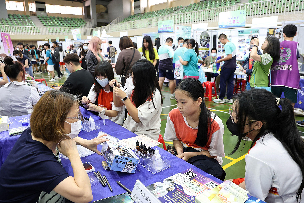 台南市2026技職博覽會於崑山科技大學體育館熱鬧開幕，台南市長黃偉哲與崑山科技大學校長李天祥及各高中技職校院等貴賓共同揭開序幕。今年博覽會以「藝展長才 技職飛揚」為主題，規劃約73個攤位。 圖：台南市政府提供