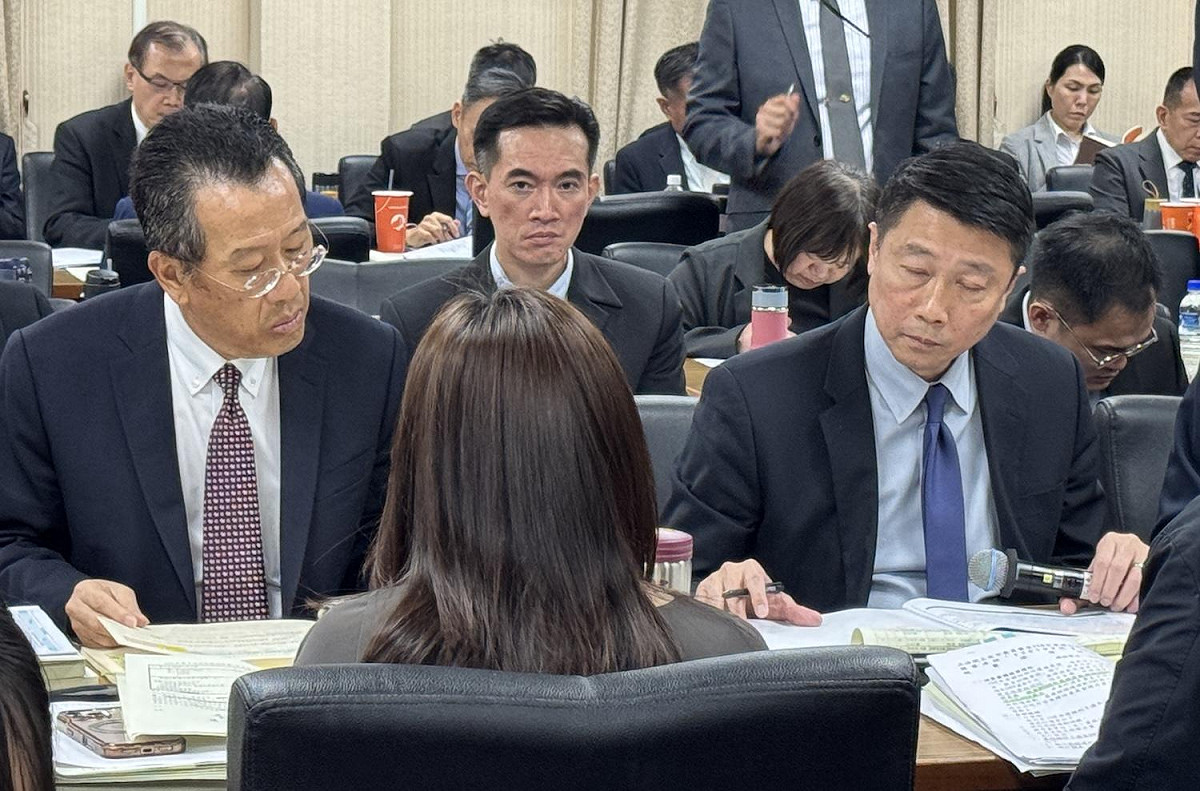 國防部長顧立雄與海軍參謀長朱惠民(右) 圖：林朝億/攝