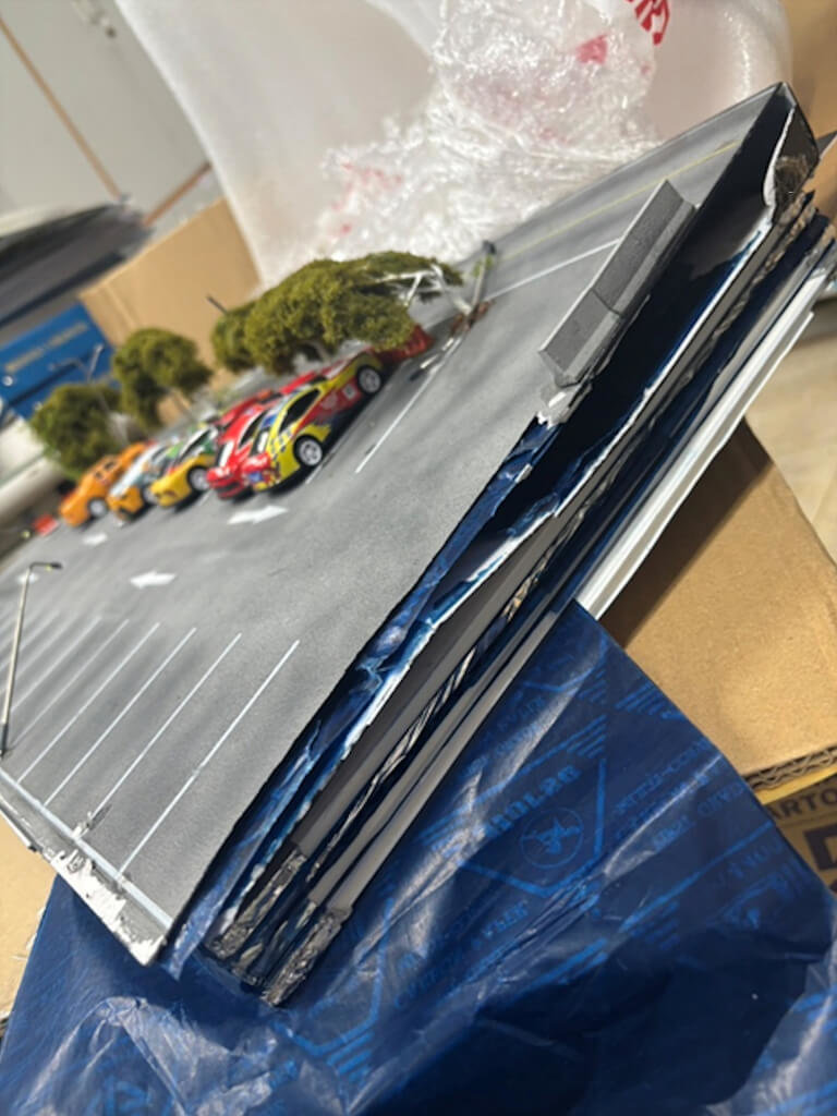 刑事局南部打擊犯罪中心破獲跨國運毒案。柯姓通緝犯藏匿柬埔寨操盤，將逾7公斤海洛因藏在微縮模型底座瓦楞板內，自泰國寄到台灣。警方層層溯源逮獲7人送辦。（刑事局南部打擊犯罪中心提供）中央社記者洪學廣傳真  115年5月21日