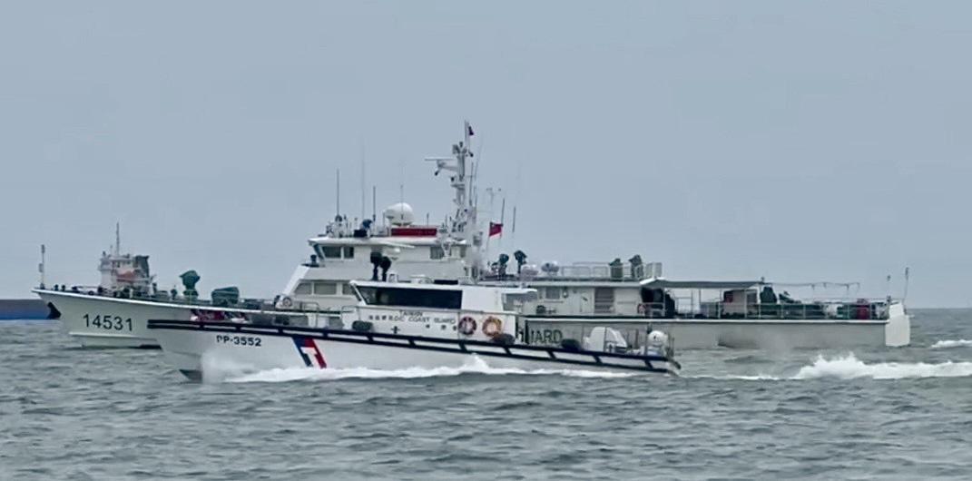 在總統就職兩週年隔天，中國海警船侵擾金門，海巡署秉持「以實力取得真正和平」理念，「一對一」併航監控驅離。 圖：海巡署提供