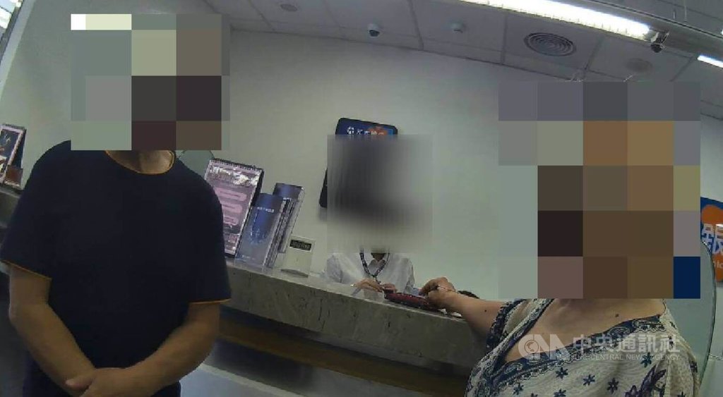 台中警方近日接連接獲銀行通報稱有民眾疑似遭詐騙，黃姓婦人（右）欲提領新台幣600萬元現金，起初向警方表示是支付「房屋裝潢款」，但對於相關購屋、裝潢契約及對話紀錄均無法提出具體說明，在員警勸阻下才打消提款念頭。（翻攝照片）中央社記者蘇木春傳真　115年5月21日