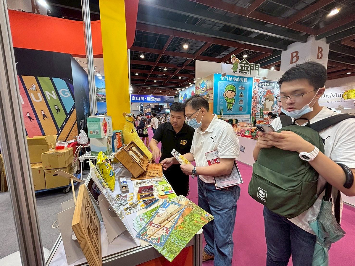 「高雄一日農夫體驗趣」打造特色展區，吸引民眾探詢農村體驗、小旅行遊程。 圖：高雄市農業局/提供