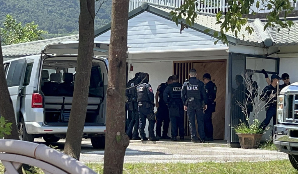 台東地檢署19日指揮台東縣警察局刑事警察大隊、刑事警察局偵查第八大隊、屏東縣警察局刑事警察大隊，前往鹿野鄉一處民宿攻堅，順利破獲詐騙機房，壓制在民宿內的詐團成員，並查扣電腦等犯罪工具。圖為攻堅現場畫面。中央社記者盧太城攝　115年5月21日