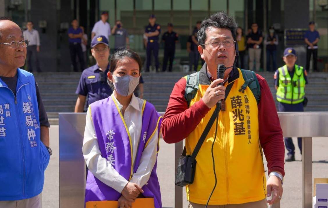 薛兆基(右)大聲疾呼，今天若不開始準備，未來10年當無人駕駛逐步普及，可能會有大量運輸從業人口面臨生計衝擊。 圖：薛兆基競總/提供