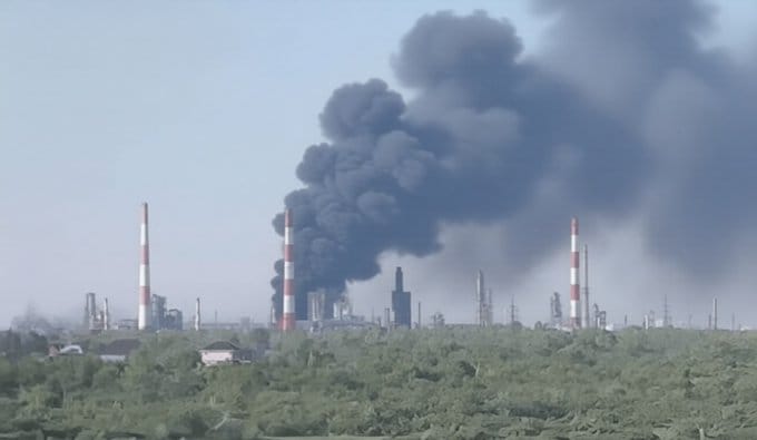 烏克蘭持續利用無人機襲擊俄羅斯境內各處能源設施，多座煉油廠傳出爆炸與滾滾濃煙。 圖：翻攝自 @visionergeo X 帳號