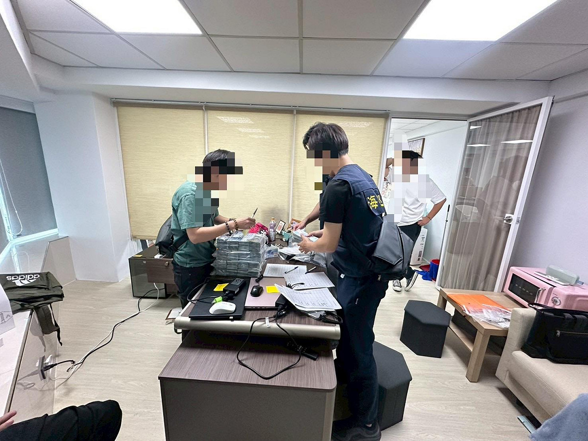 海巡署偵防分署基隆查緝隊接獲不法集團走私案件情資，經報請台灣基隆地方檢察署指揮偵辦，5/20至台北、新北、桃園、台中等12處執行搜索，並共扣得輝達高階晶片伺服器50台、手機、電腦、帳冊、名車及現金900餘萬元。 圖：海巡署提供