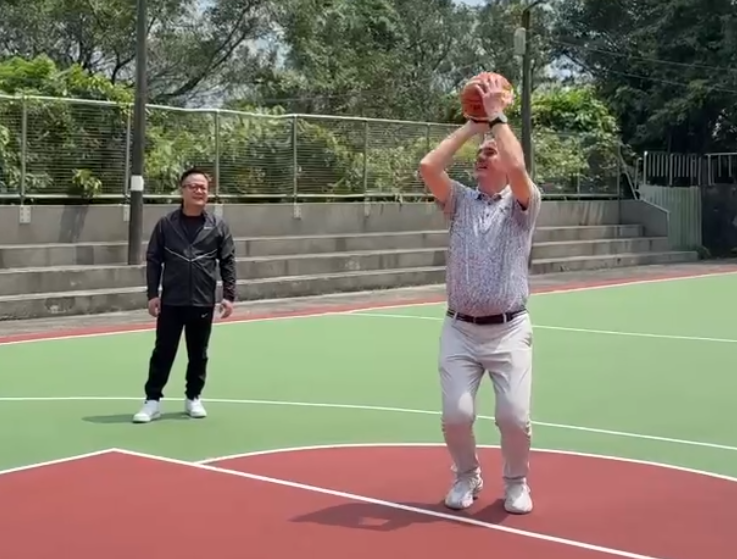 鄭志龍在童子瑋面前大秀神射功夫。 圖：童子瑋辦公室/提供